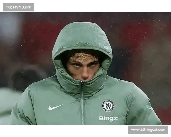 曼联球员场外时尚引领潮流，粉丝纷纷效仿着装风格